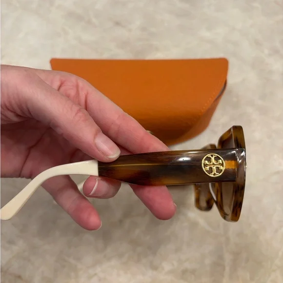 Women’s Tory Burch sunglasses - Picture 5 of 7